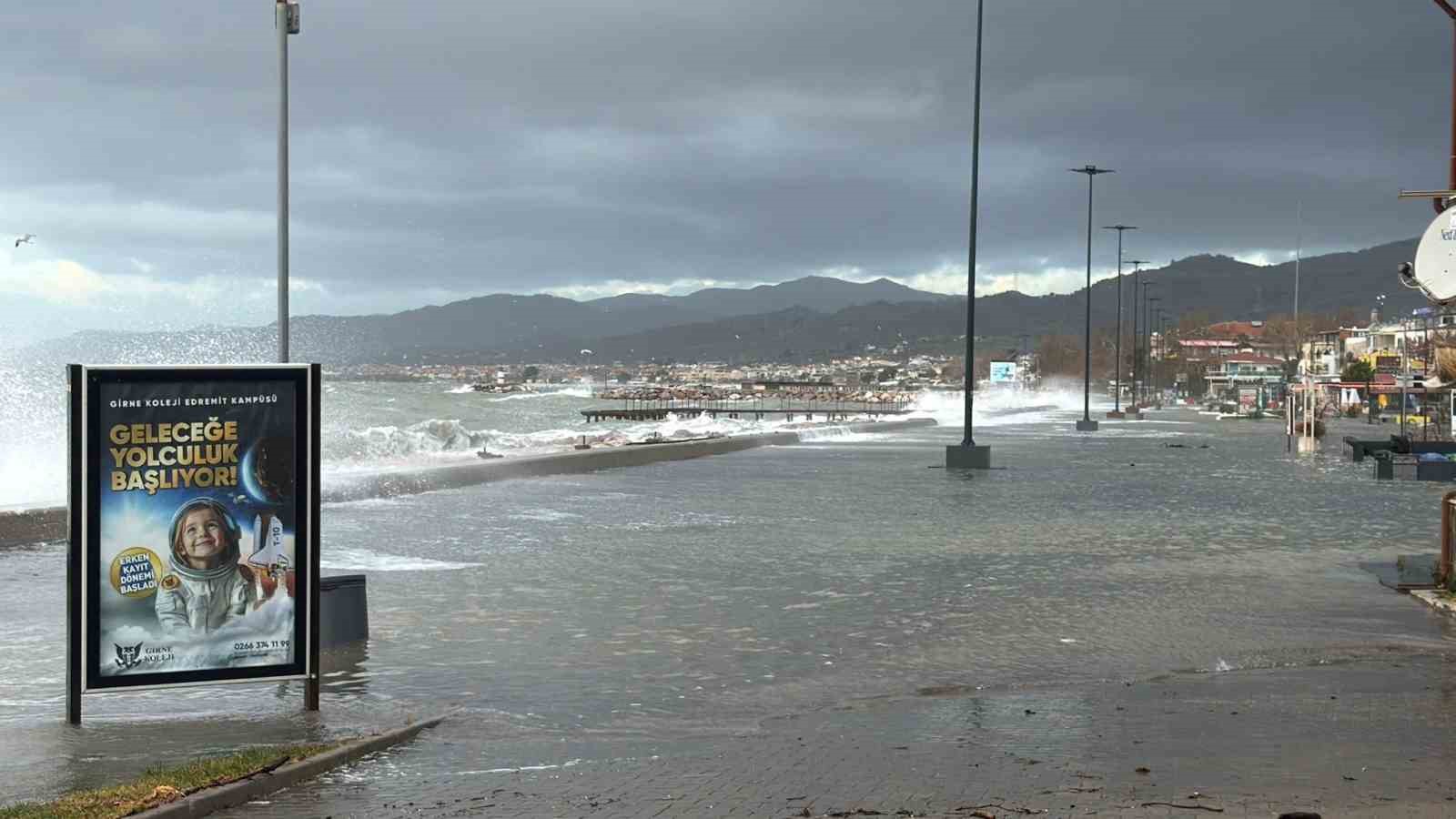 Edremit’te denizle kara birleşti, işletmeler sular altında kaldı
