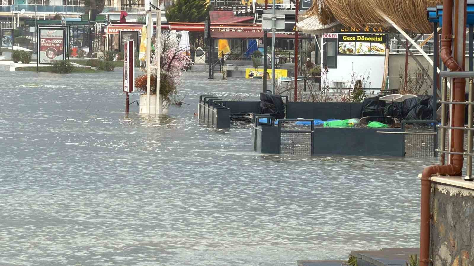 Edremit’te denizle kara birleşti, işletmeler sular altında kaldı
