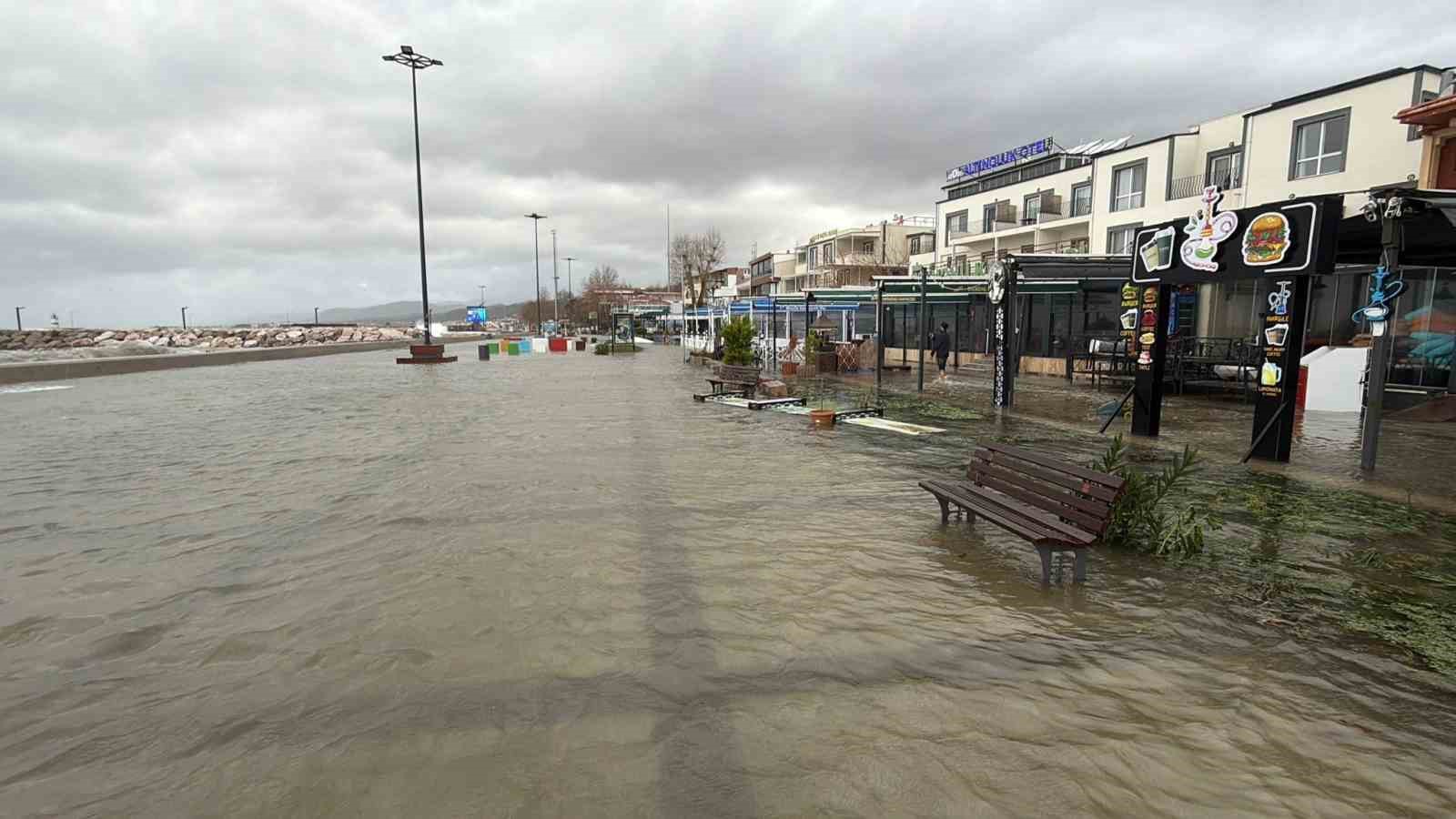 Edremit’te denizle kara birleşti, işletmeler sular altında kaldı
