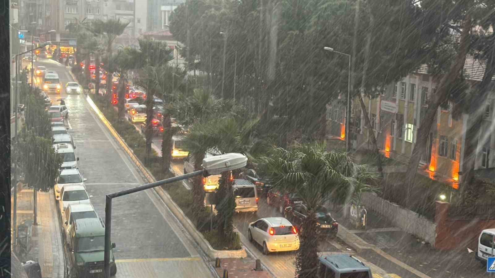 Edremit’te dolu ve lodos fırtınası etkili oldu
