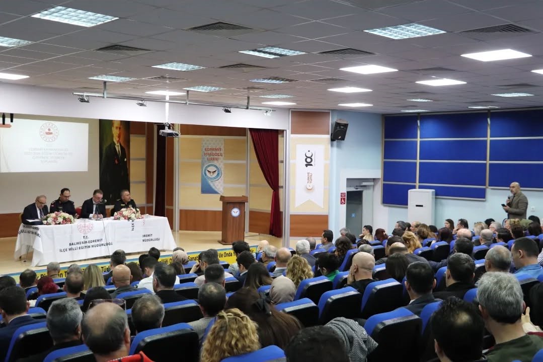 Edremit’te eğitimde güvenlik zirvesi
Edremit’te eğitimde güvenlik zirvesi