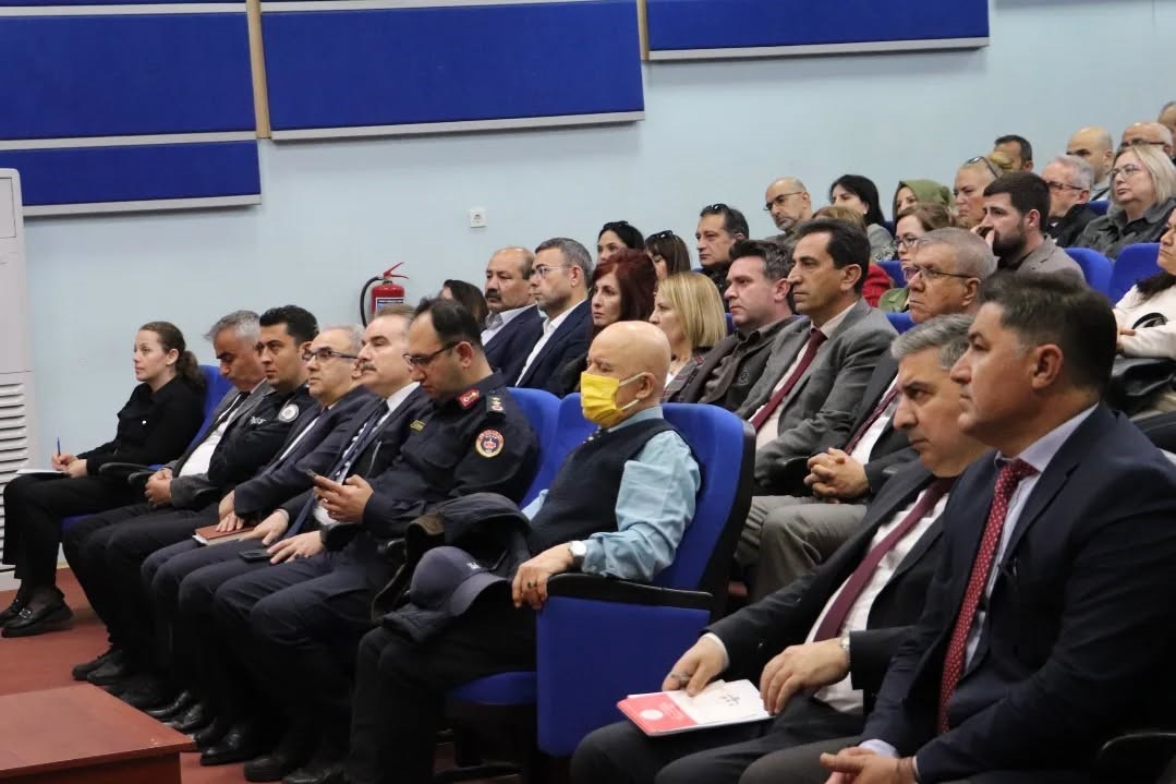 Edremit’te eğitimde güvenlik zirvesi
Edremit’te eğitimde güvenlik zirvesi