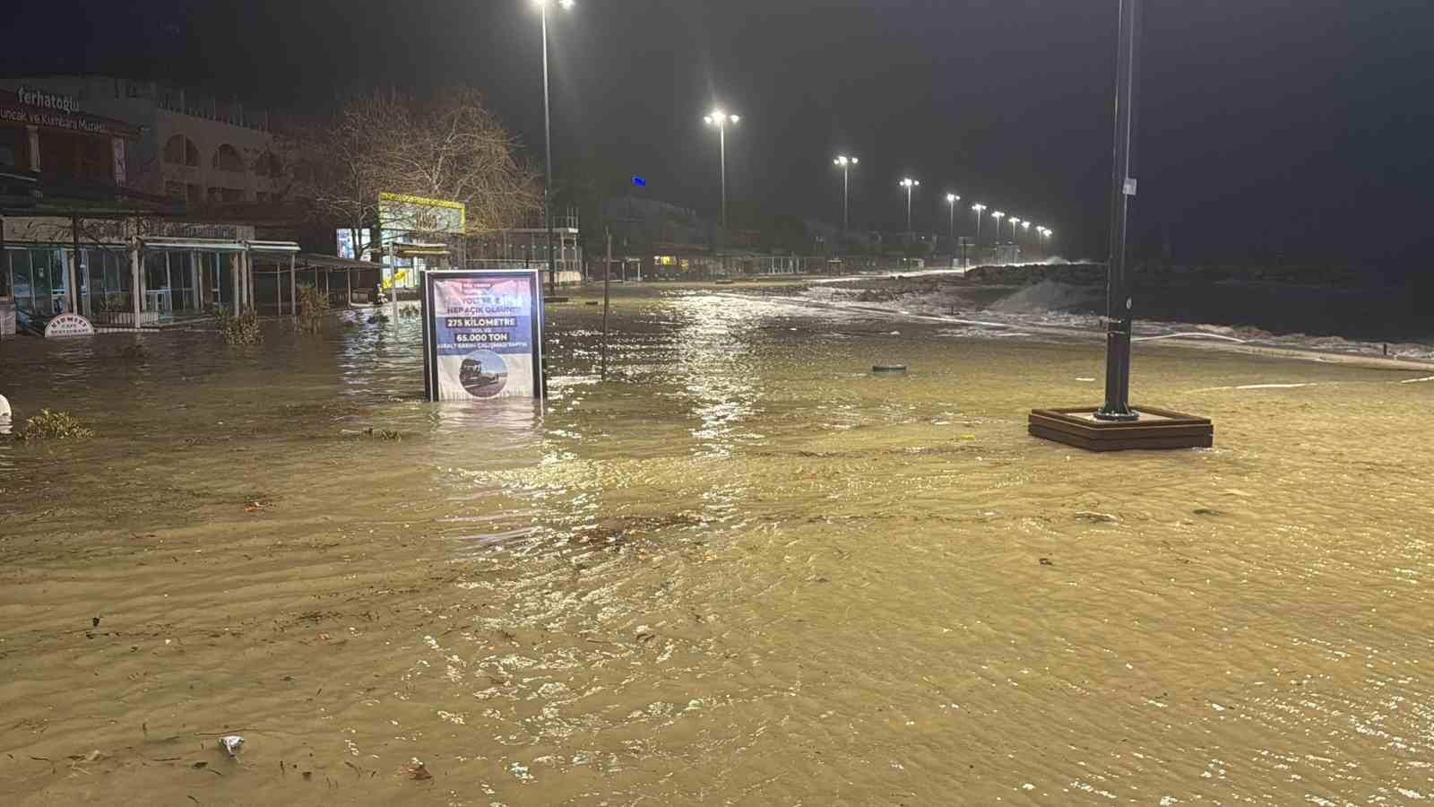 Edremit’te fırtınada deniz ve kara adeta birleşti
