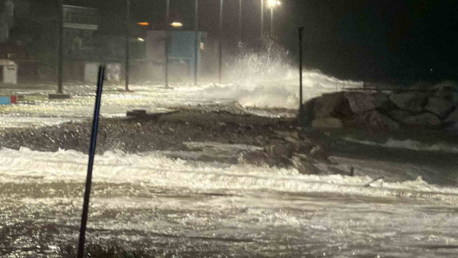 Edremit’te fırtınada deniz ve kara adeta birleşti
