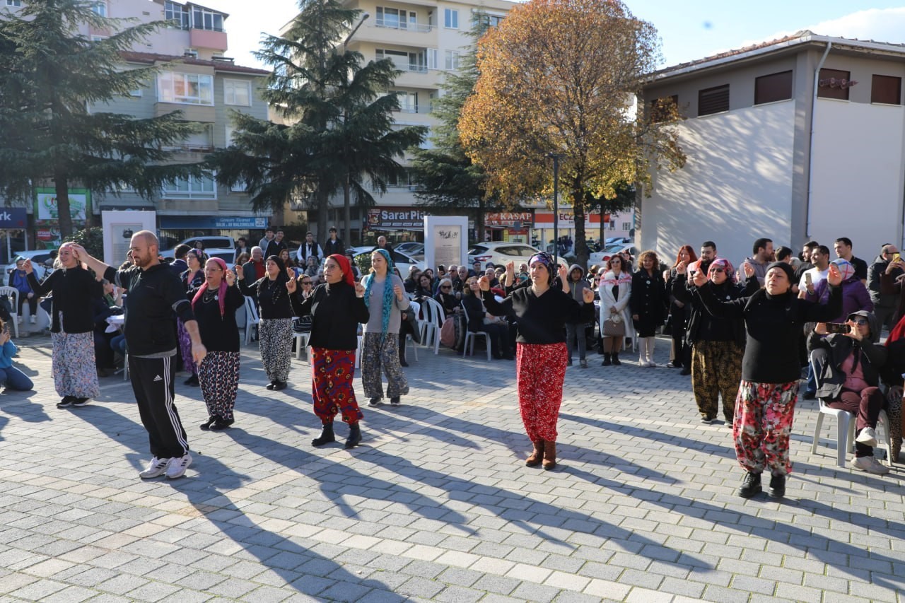 Edremit’te "Geleneksel Zeytin Hasat Sonu Meci Şenliği" coşkuyla başladı
