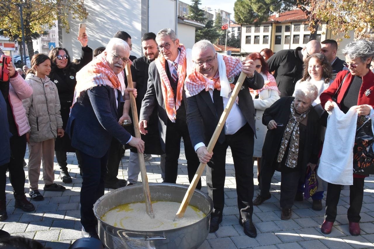 Edremit’te "Geleneksel Zeytin Hasat Sonu Meci Şenliği" coşkuyla başladı
