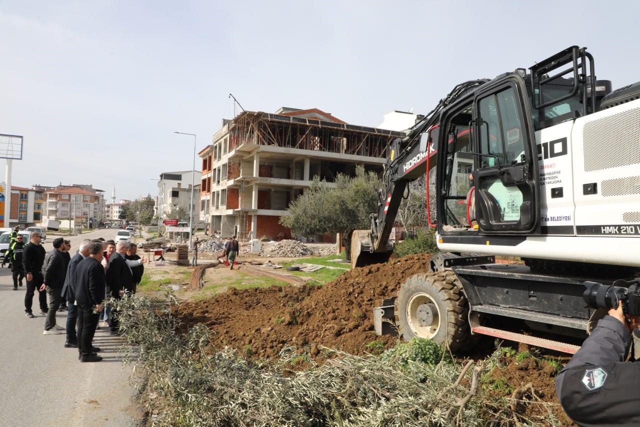 Edremit’te hizmet seferberliği
Edremit’te hizmet seferberliği
