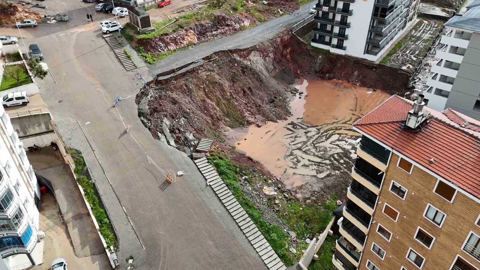 Edremit’te inşaat alanında toprak kayması
