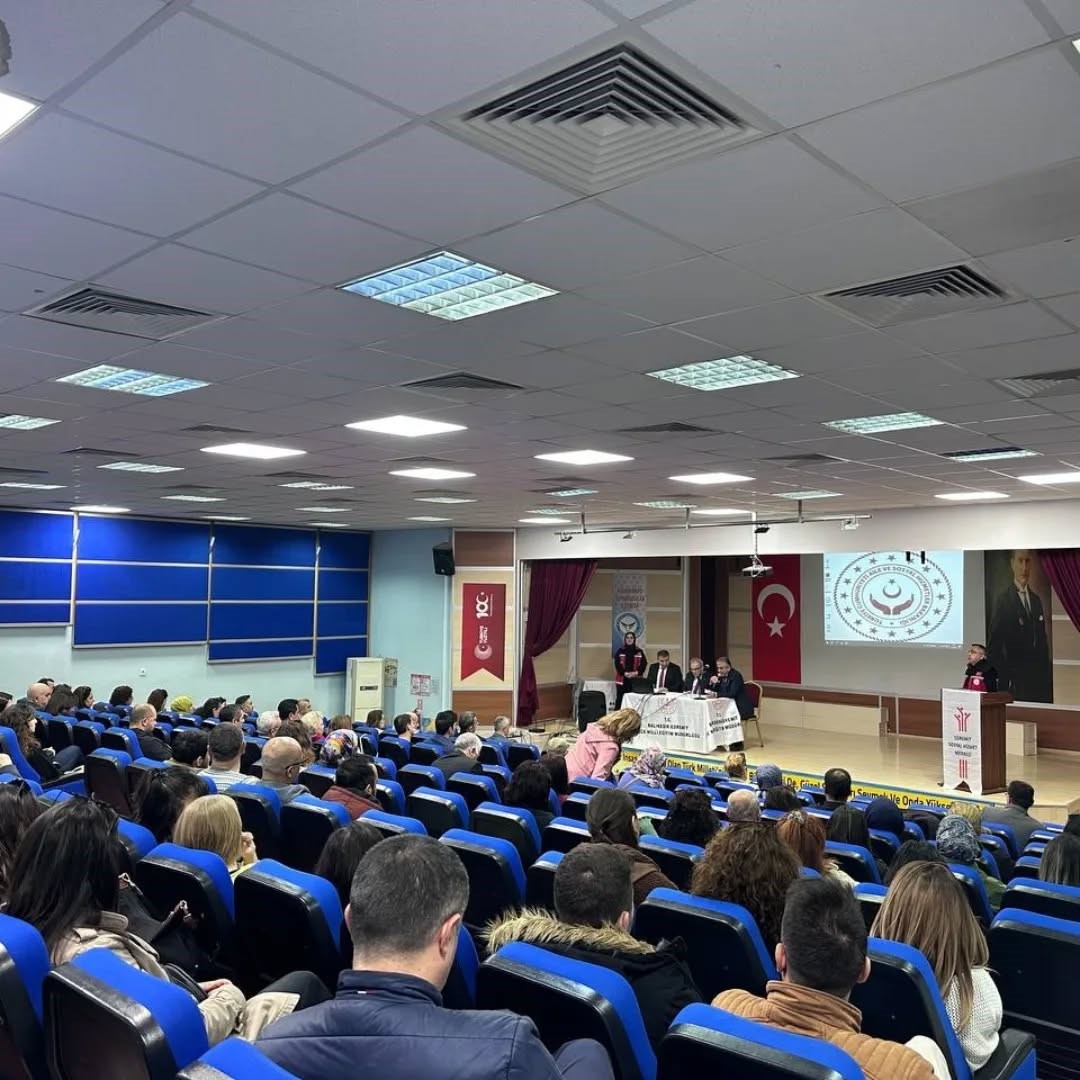 Edremit’te kadına yönelik şiddetle mücadele seferberliği
Edremit’te kadına yönelik şiddetle mücadele seferberliği