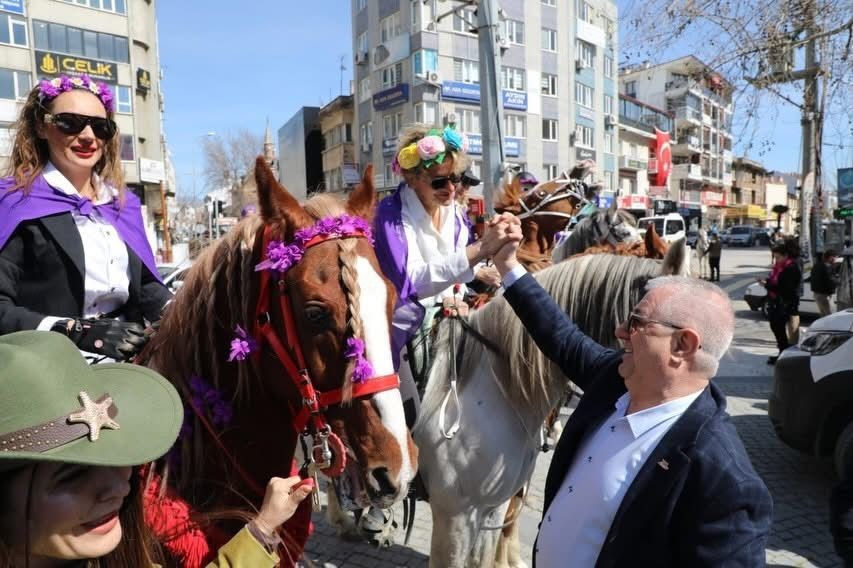 Edremit’te Kadınlar Günü’nde atlı kortej
