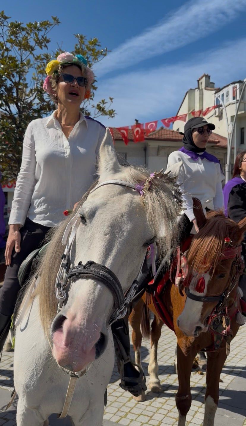Edremit’te Kadınlar Günü’nde atlı kortej
