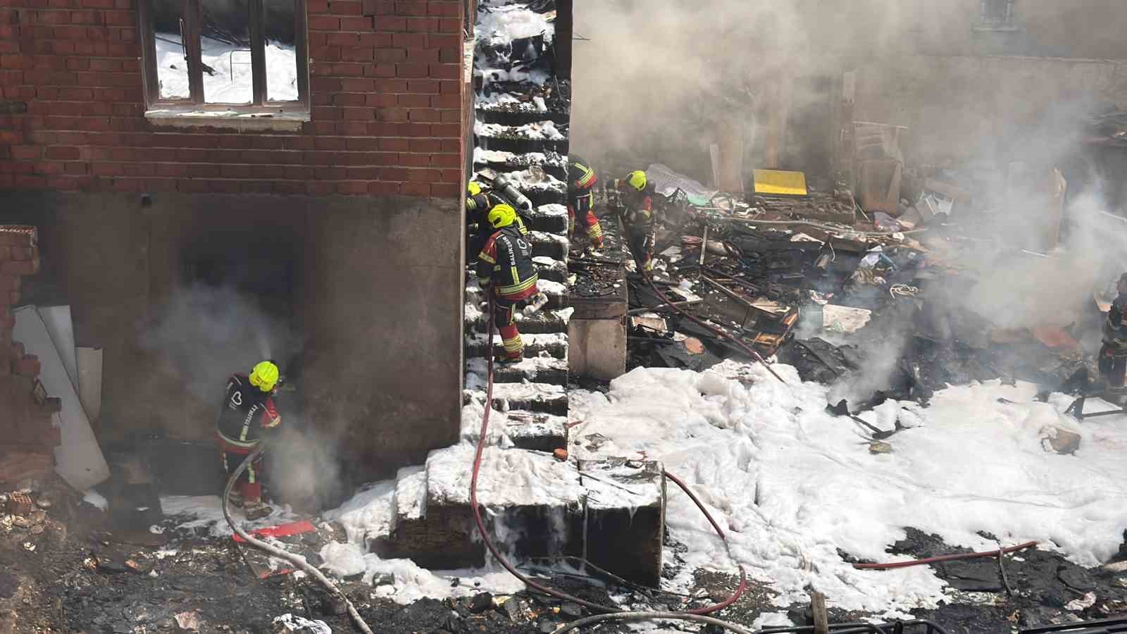 Edremit’te korkutan çöp ev yangını
