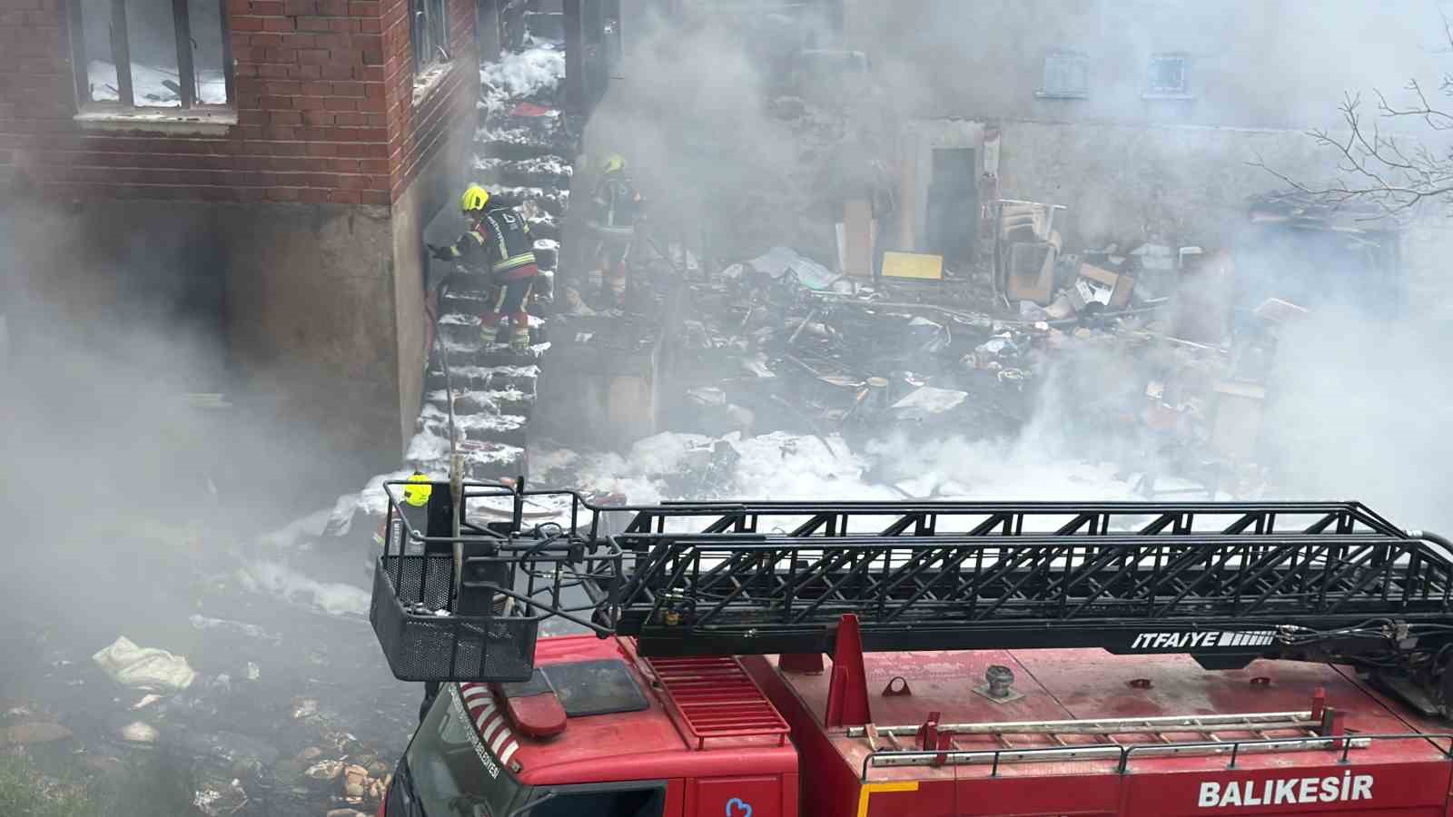 Edremit’te korkutan çöp ev yangını
