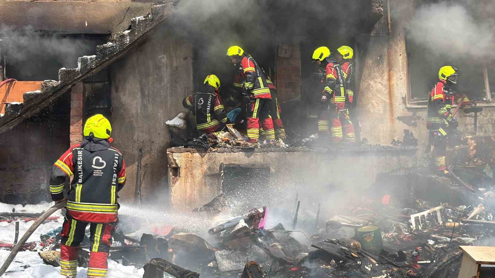 Edremit’te korkutan çöp ev yangını
