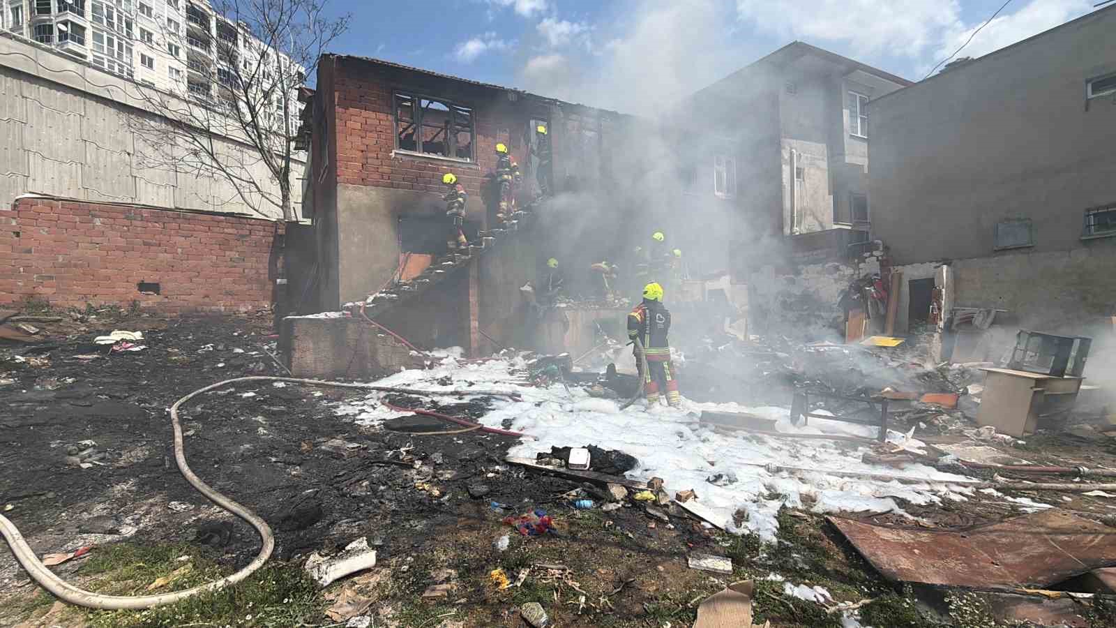 Edremit’te korkutan çöp ev yangını
