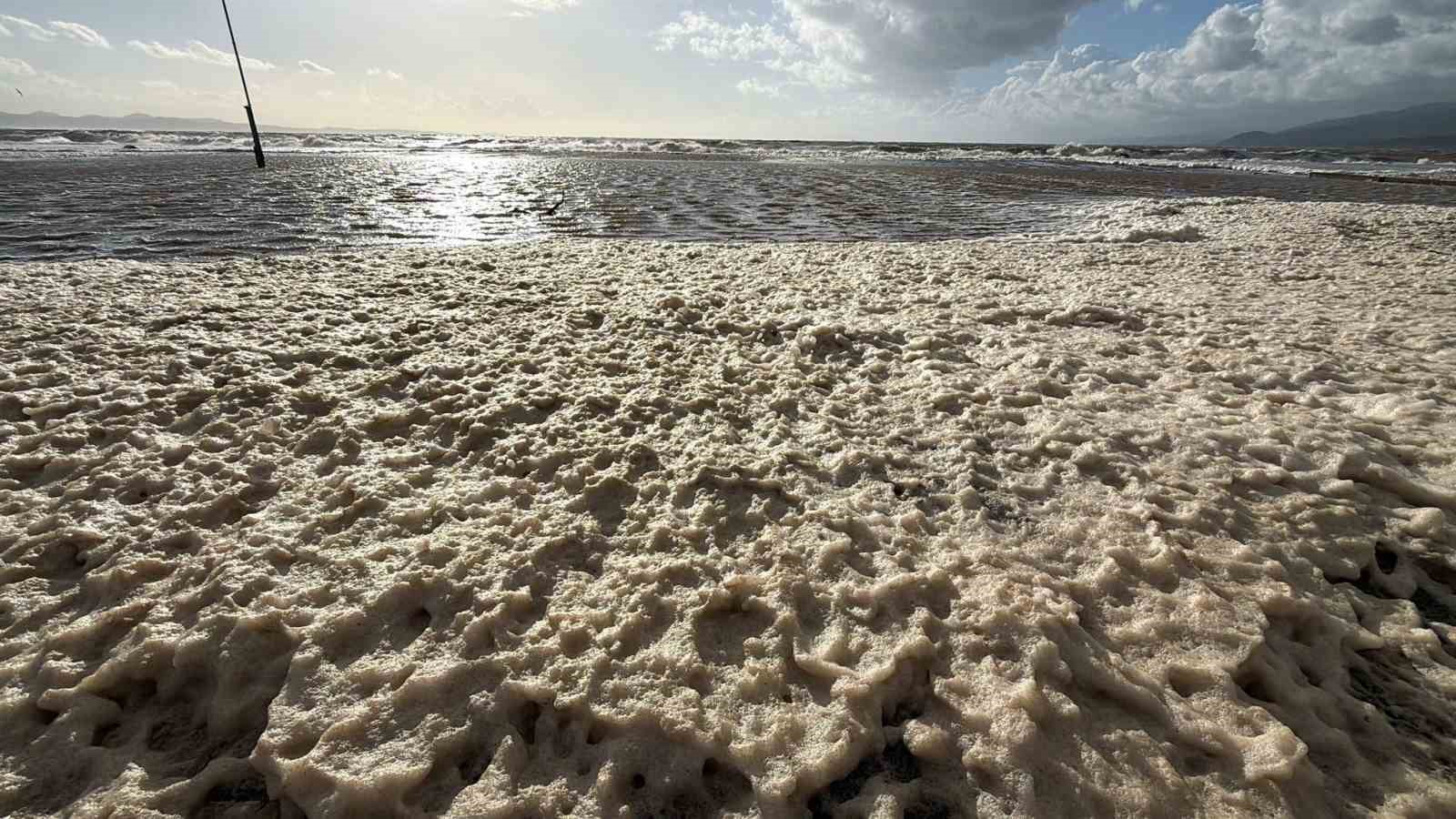 Edremit’te lodos sahili köpükle kapladı
