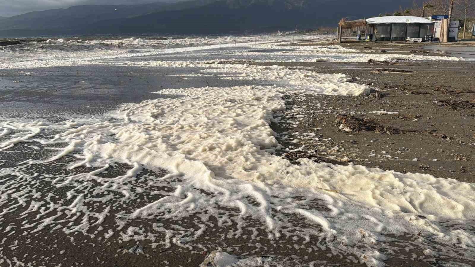 Edremit’te lodos sahili köpükle kapladı
