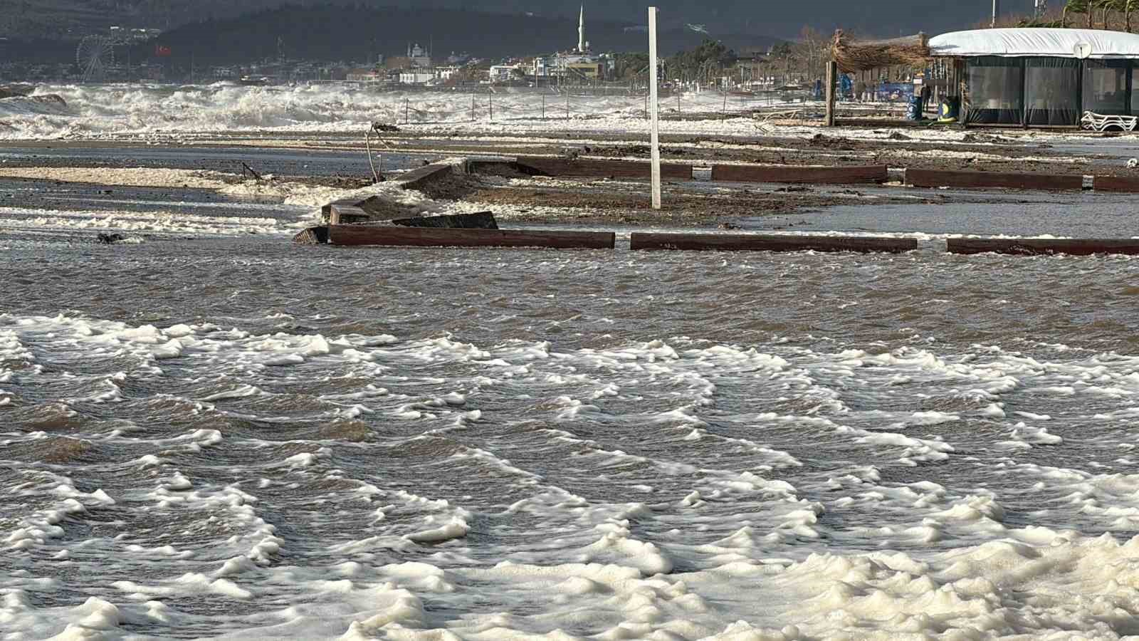 Edremit’te lodos sahili köpükle kapladı
