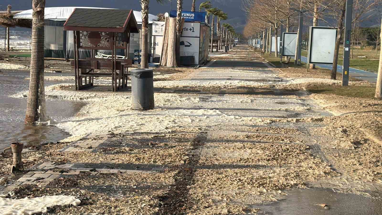 Edremit’te lodos sahili köpükle kapladı
