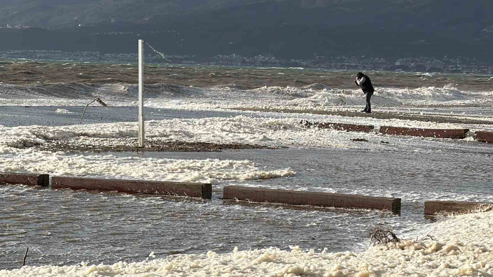 Edremit’te lodos sahili köpükle kapladı
