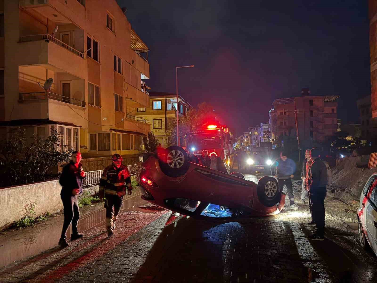 Edremit’te park halindeki araca çarpan otomobil takla attı
