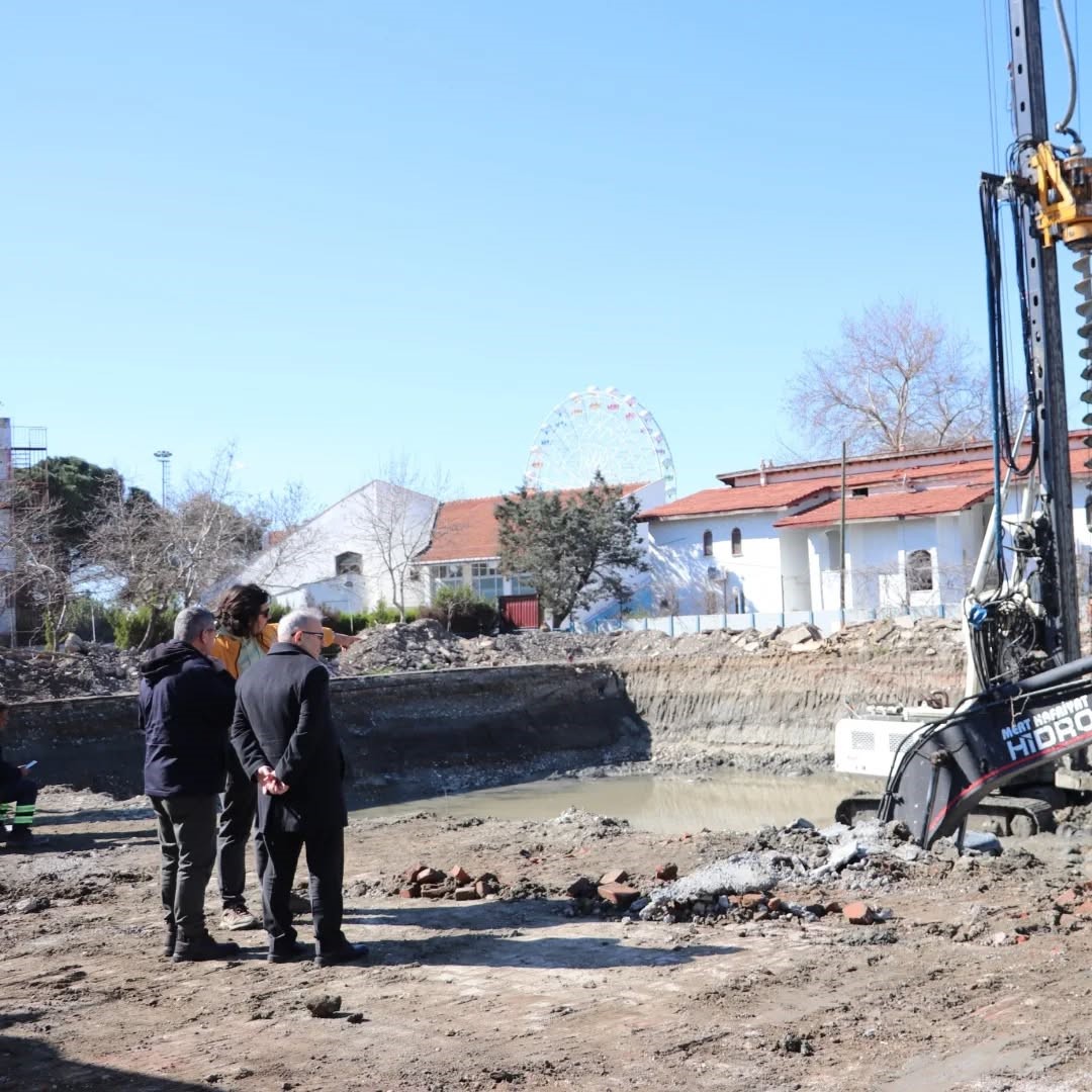 Edremit’te yapımı süren okul inşaatında inceleme
