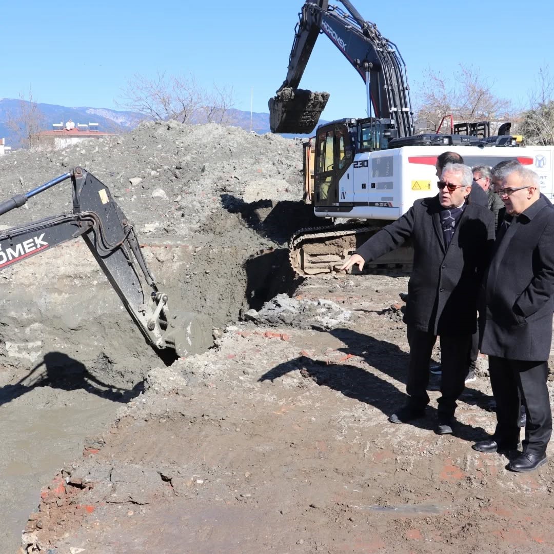 Edremit’te yapımı süren okul inşaatında inceleme

