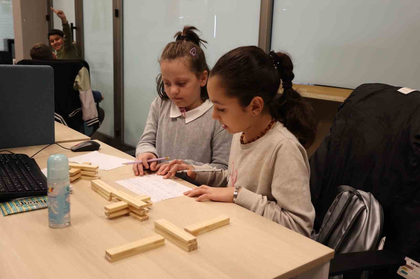 Efeler Belediyesi Dijital Gençlik Merkezi gençlerin uğrak noktası oldu
