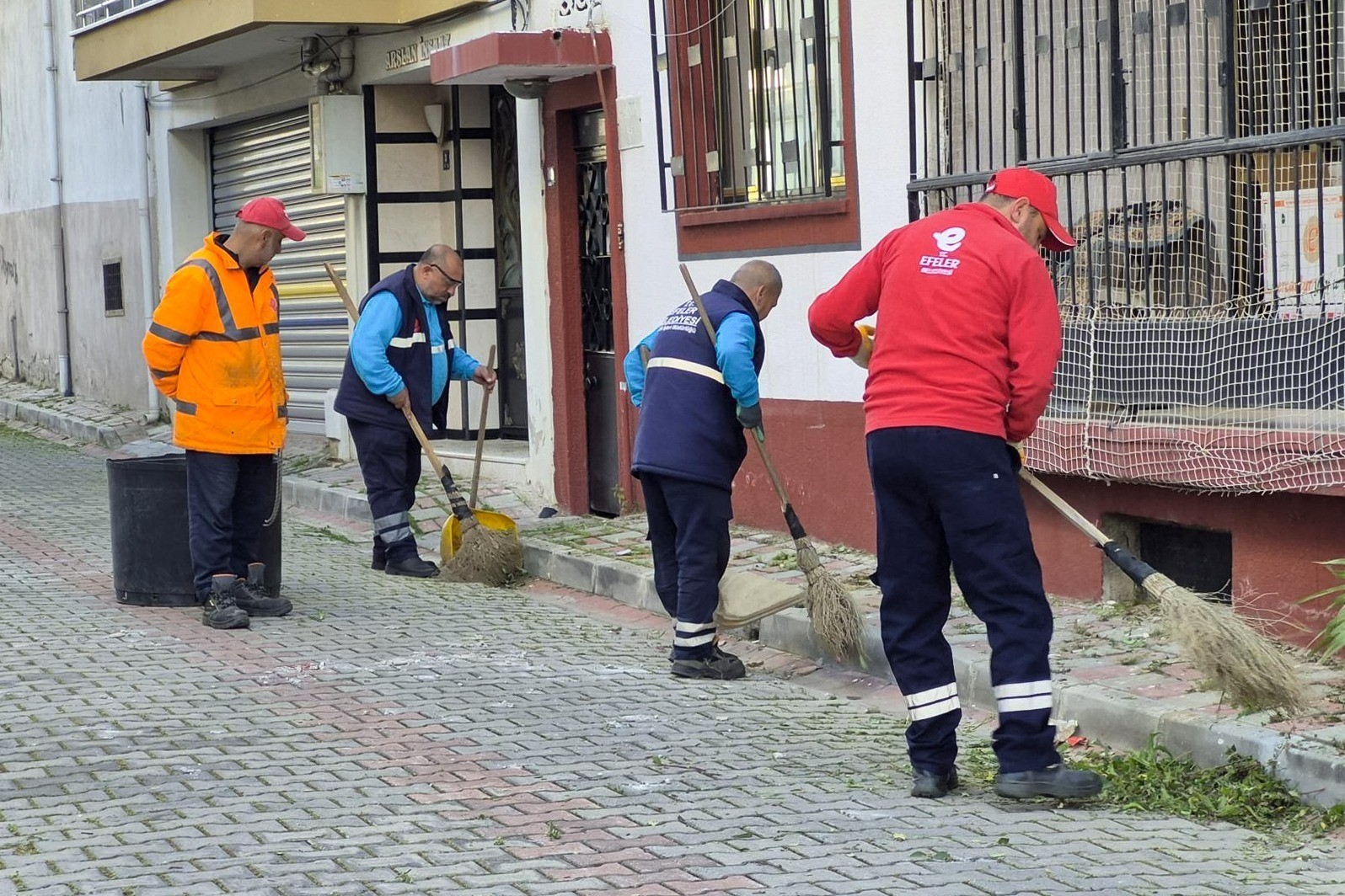 Efeler Belediyesi ekipleri kent genelinde çalışmalarını sürdürüyor

