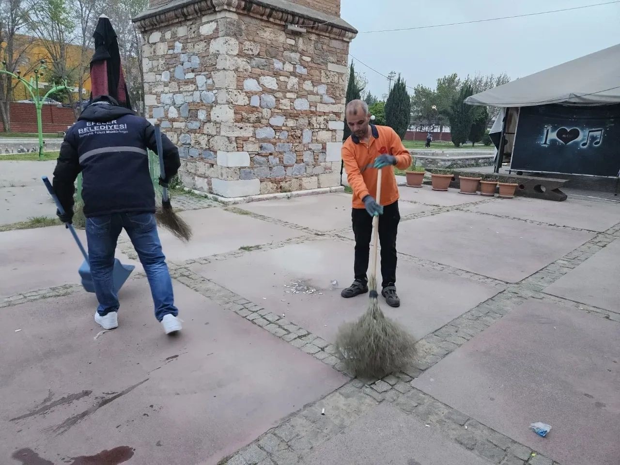 Efeler Belediyesi ekipleri Nevzat Biçer Parkı’nı temizledi
