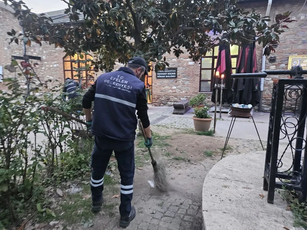 Efeler Belediyesi ekipleri Nevzat Biçer Parkı’nı temizledi
