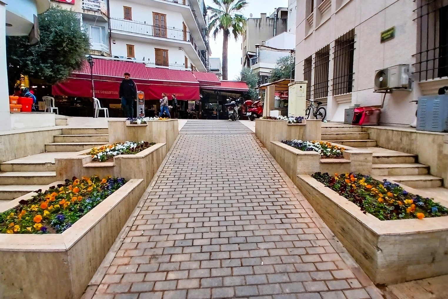 Efeler Belediyesi’nden çiçek düzenlemesi
