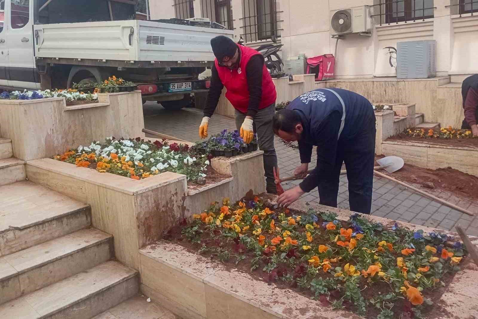 Efeler Belediyesi’nden çiçek düzenlemesi

