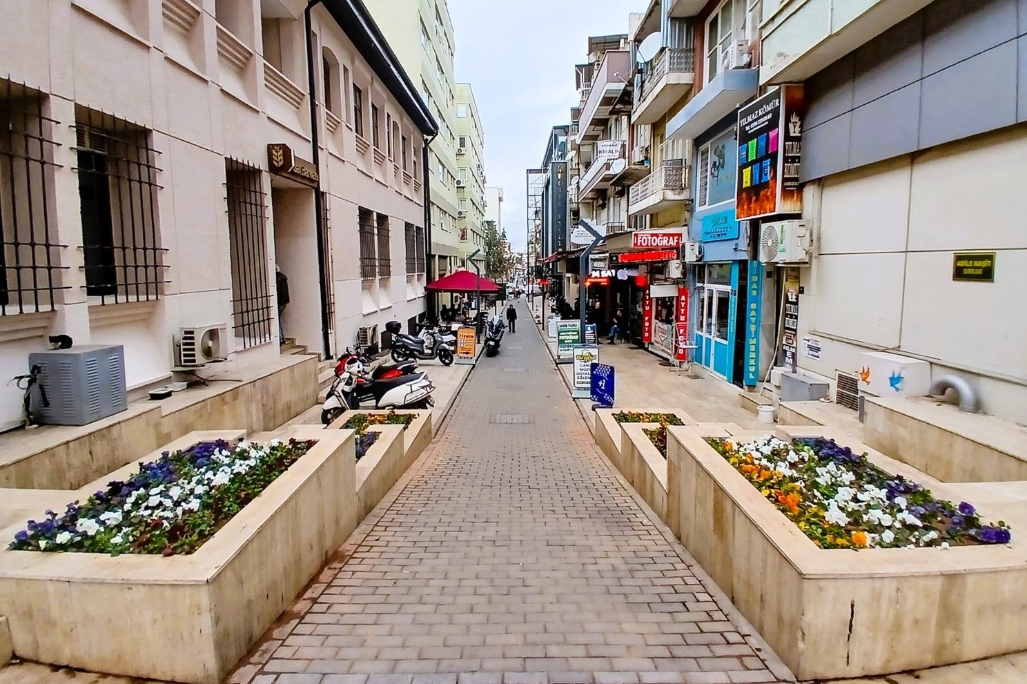 Efeler Belediyesi’nden çiçek düzenlemesi
