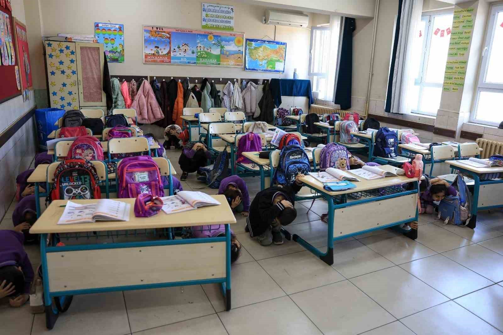 Efeler Belediyesi’nden miniklere afet eğitimi
