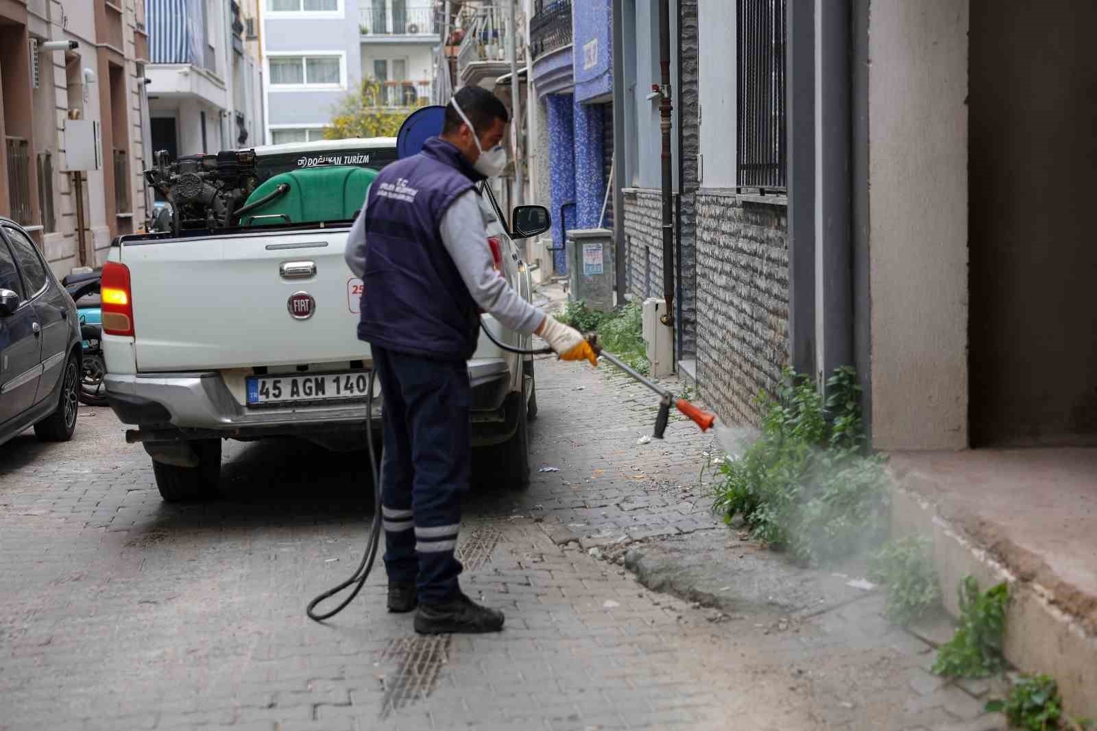 Efeler Belediyesi’nden yabani ot temizliği
