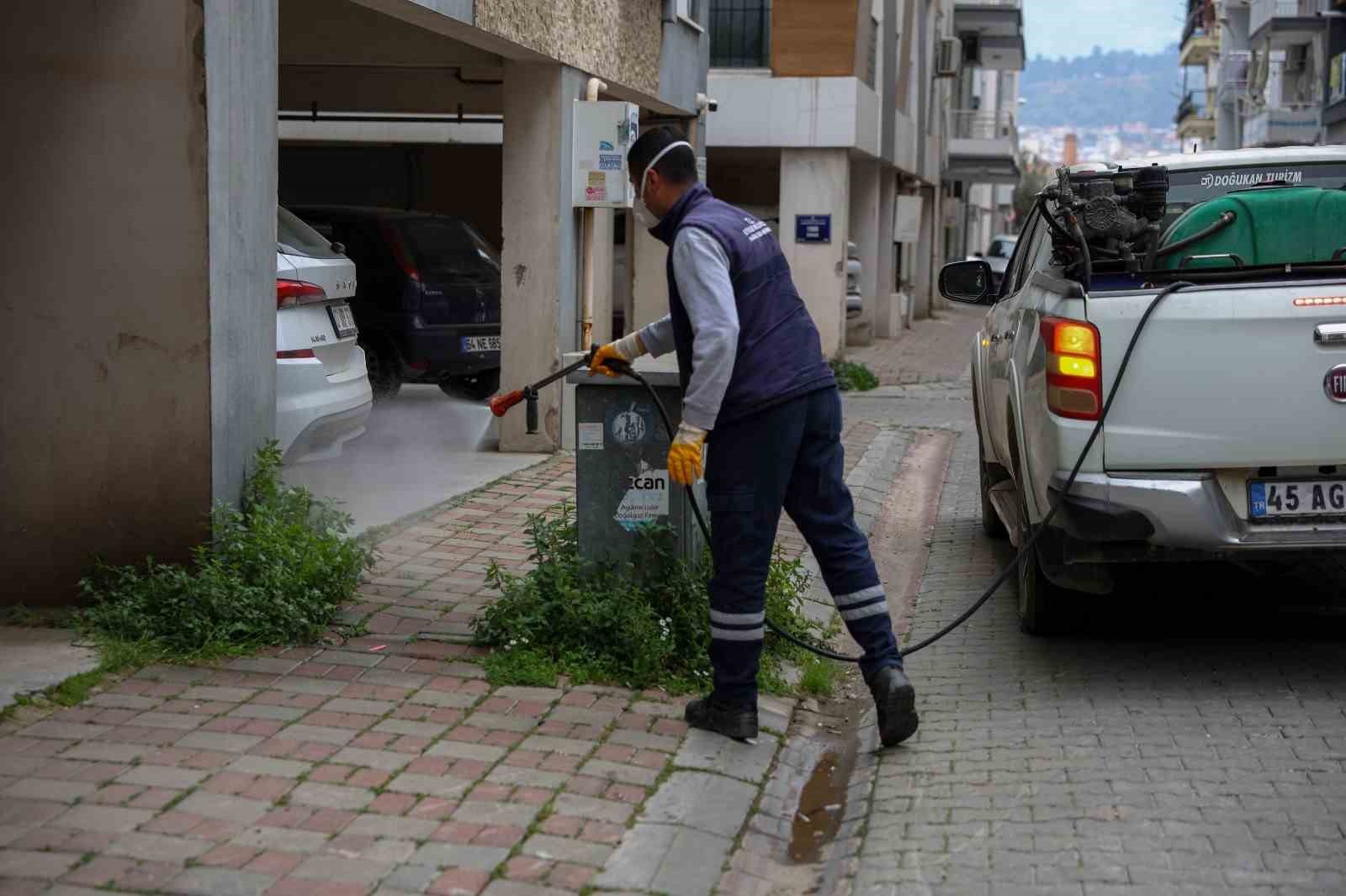 Efeler Belediyesi’nden yabani ot temizliği
