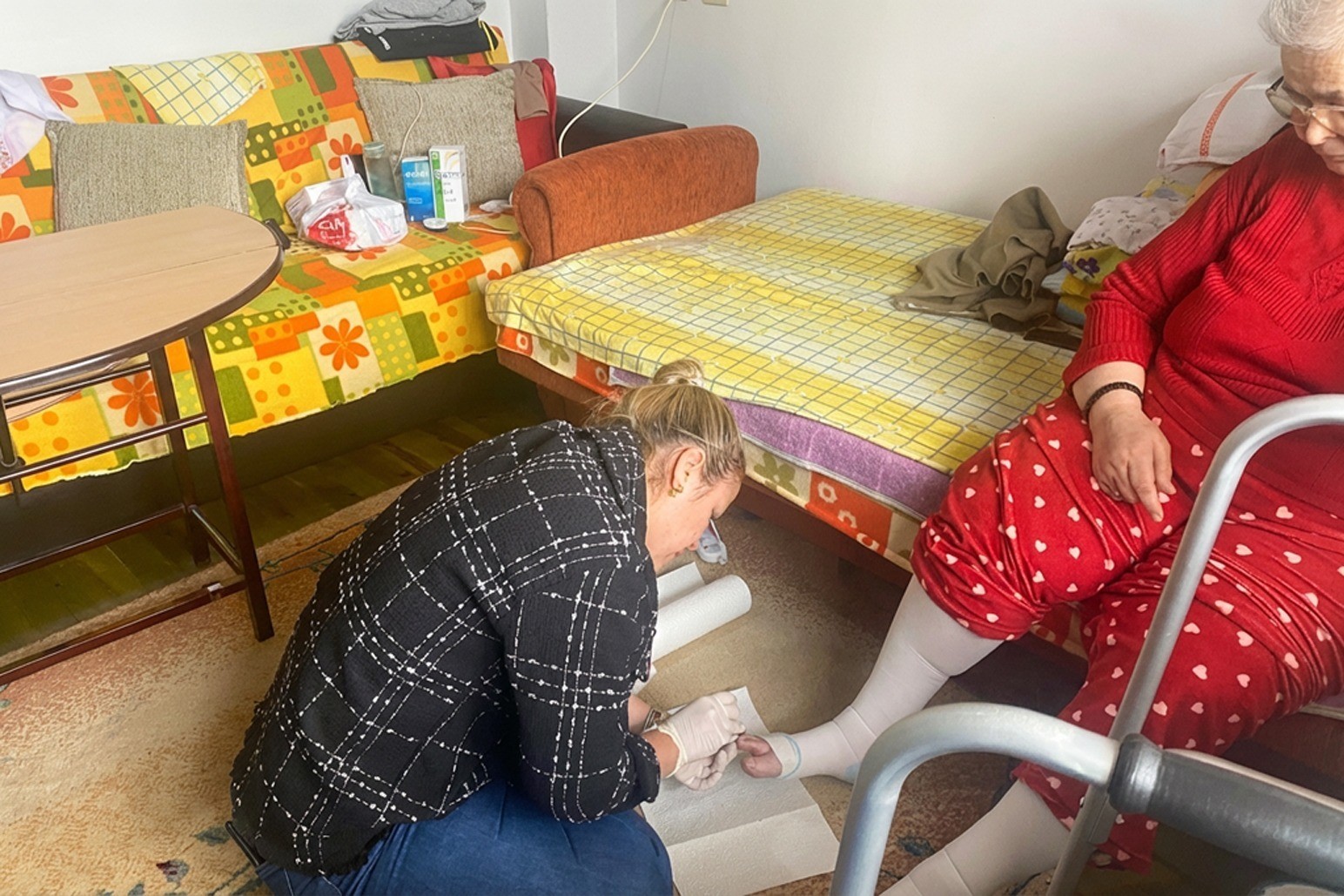 Efeler Belediyesi’nden yaşlı ve bakıma muhtaçlara destek
