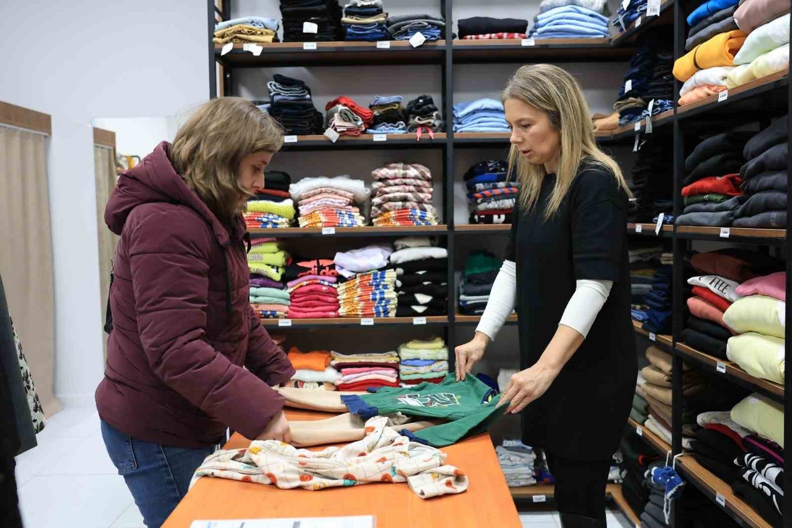 Efeler Belediyesi’nin Sosyal Destek Giyim Noktası 2 haftada 80 haneye ulaştı
