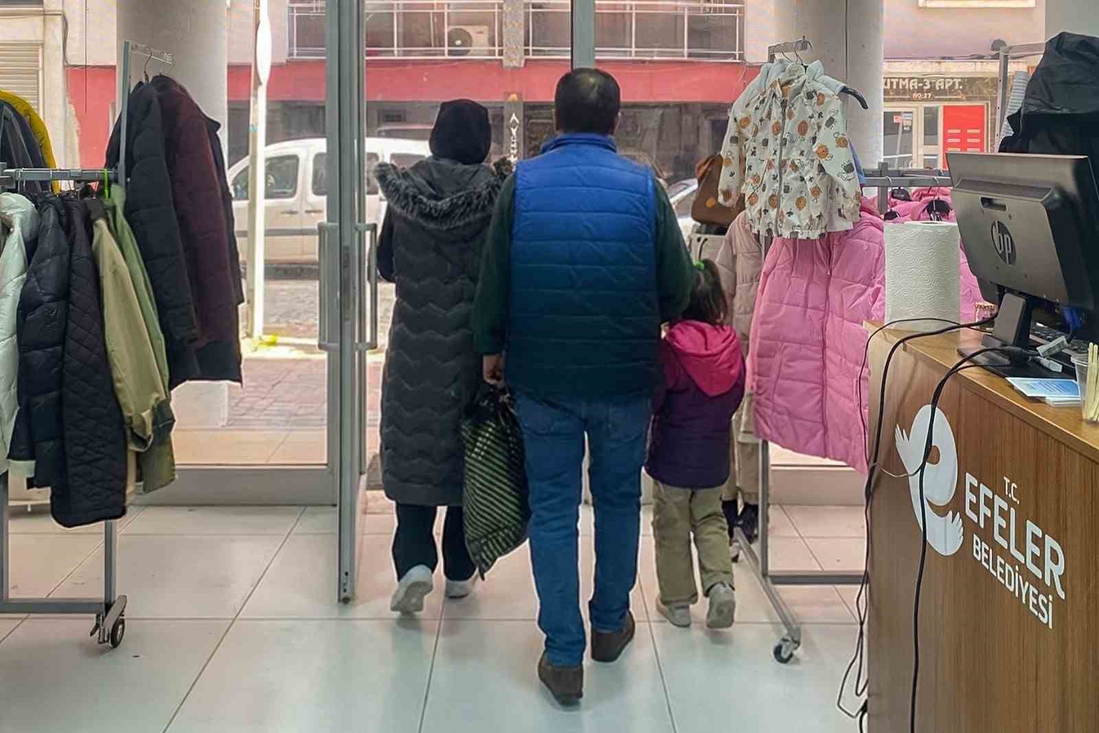 Efeler Belediyesi’nin Sosyal Destek Giyim Noktası 2 haftada 80 haneye ulaştı
