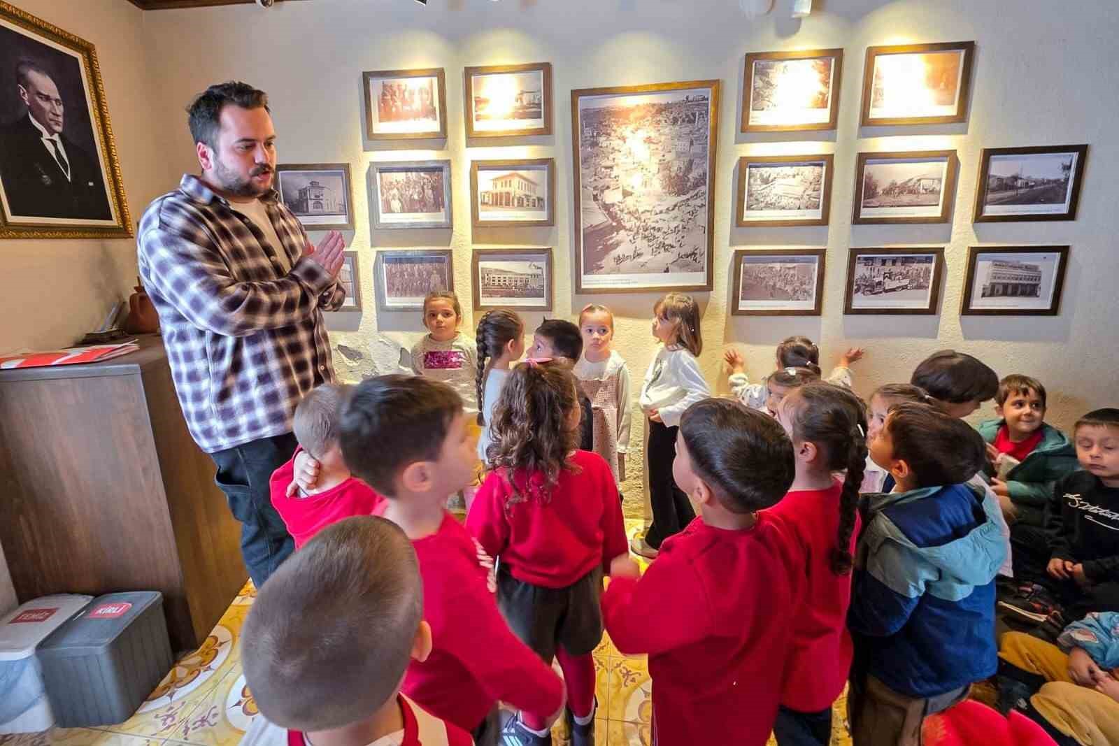 Efeler Belediyesi’nin tarihi mekanları Çanakkale Zaferi’nin yıldönümünde minikleri ağırladı
