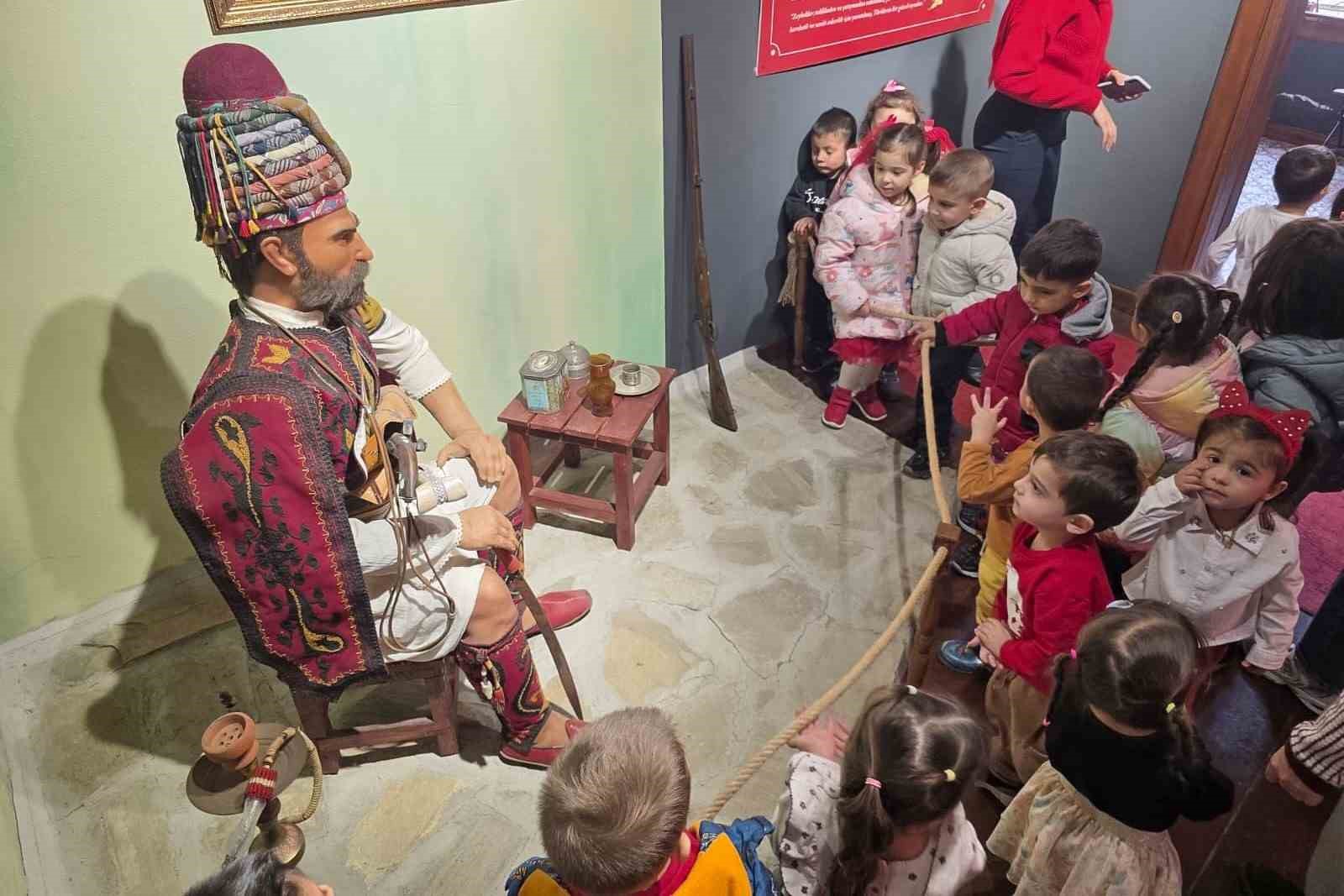 Efeler Belediyesi’nin tarihi mekanları Çanakkale Zaferi’nin yıldönümünde minikleri ağırladı
