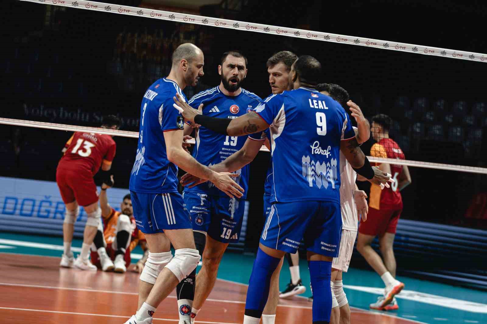 Efeler Ligi: Galatasaray: 3 - Halkbank: 0
