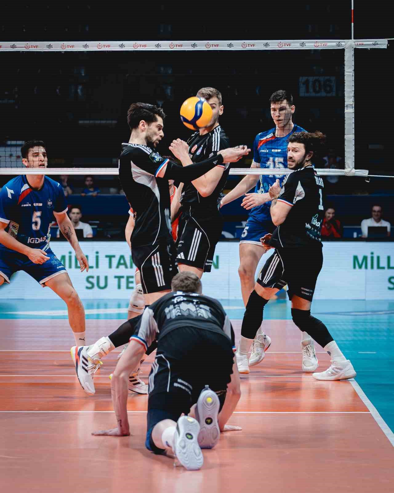 Efeler Ligi: Halkbank: 3 - İstanbul Büyükşehir Belediyespor: 0

