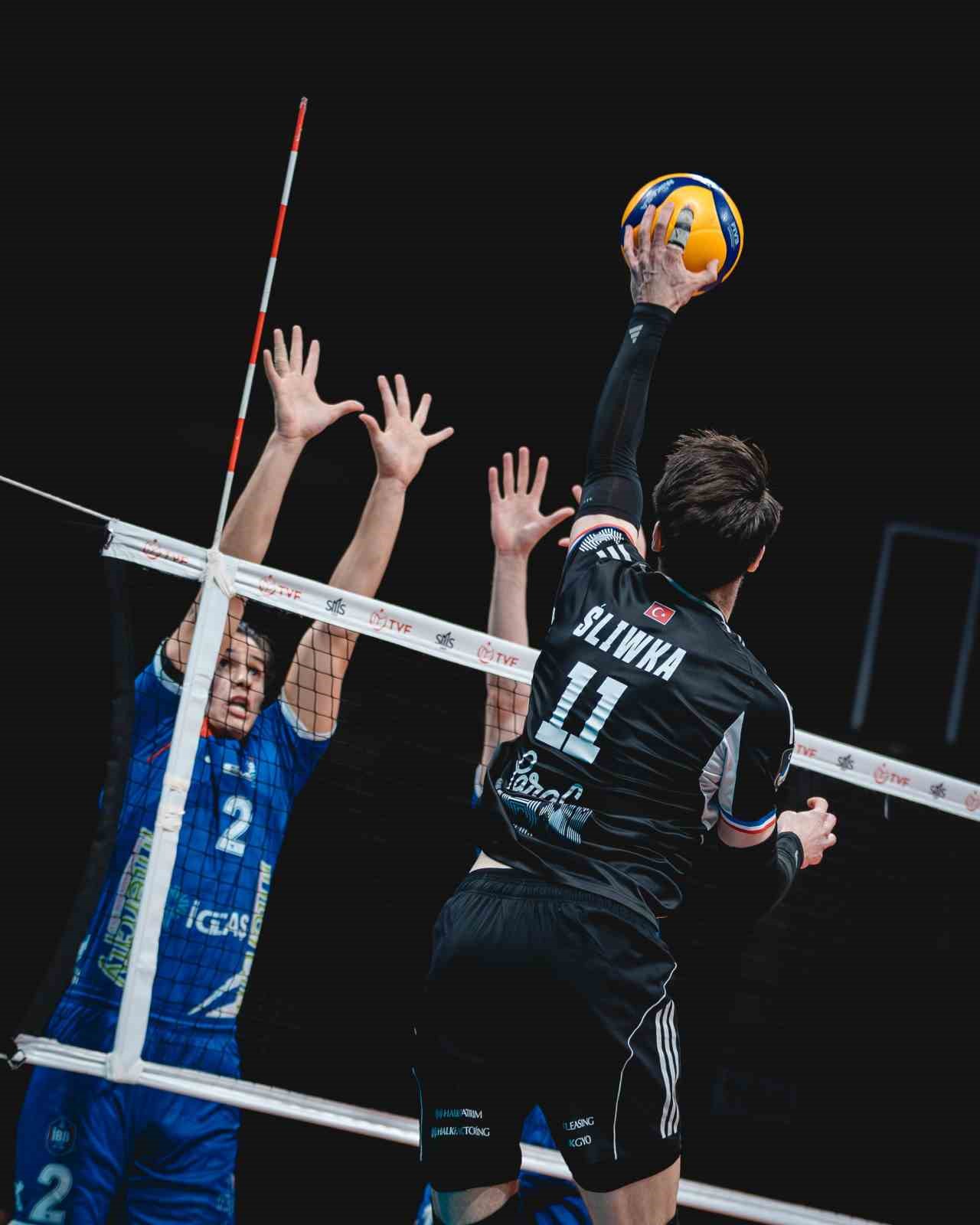 Efeler Ligi: Halkbank: 3 - İstanbul Büyükşehir Belediyespor: 0
