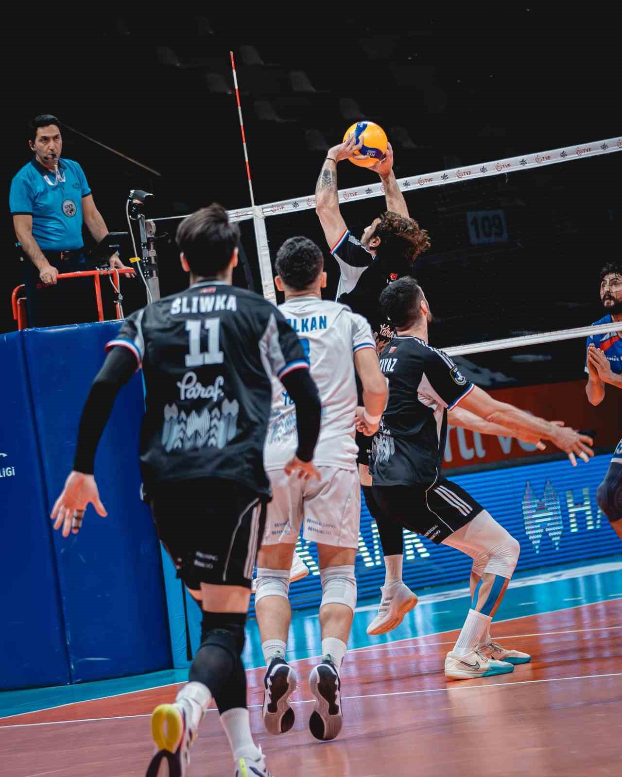 Efeler Ligi: Halkbank: 3 - İstanbul Büyükşehir Belediyespor: 0
