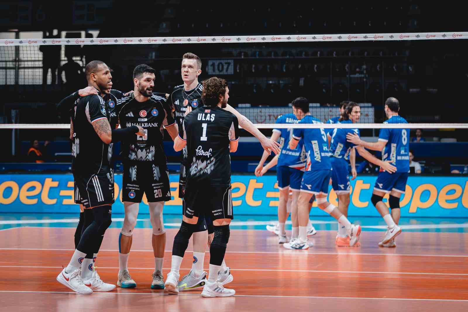 Efeler Ligi: Halkbank: 3 - İstanbul Büyükşehir Belediyespor: 0
