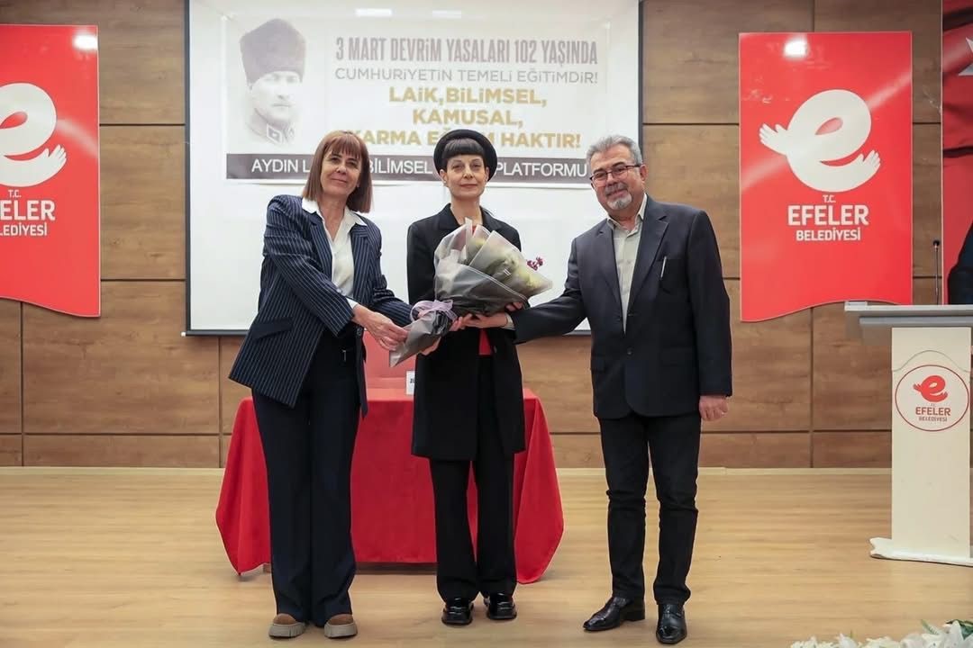 Efeler’de ’Dönüm Noktasında Cumhuriyet’ konuşuldu
