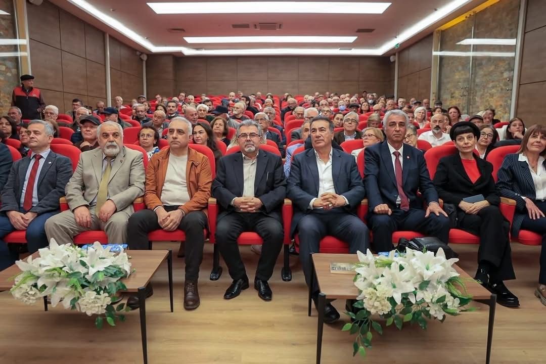 Efeler’de ’Dönüm Noktasında Cumhuriyet’ konuşuldu
