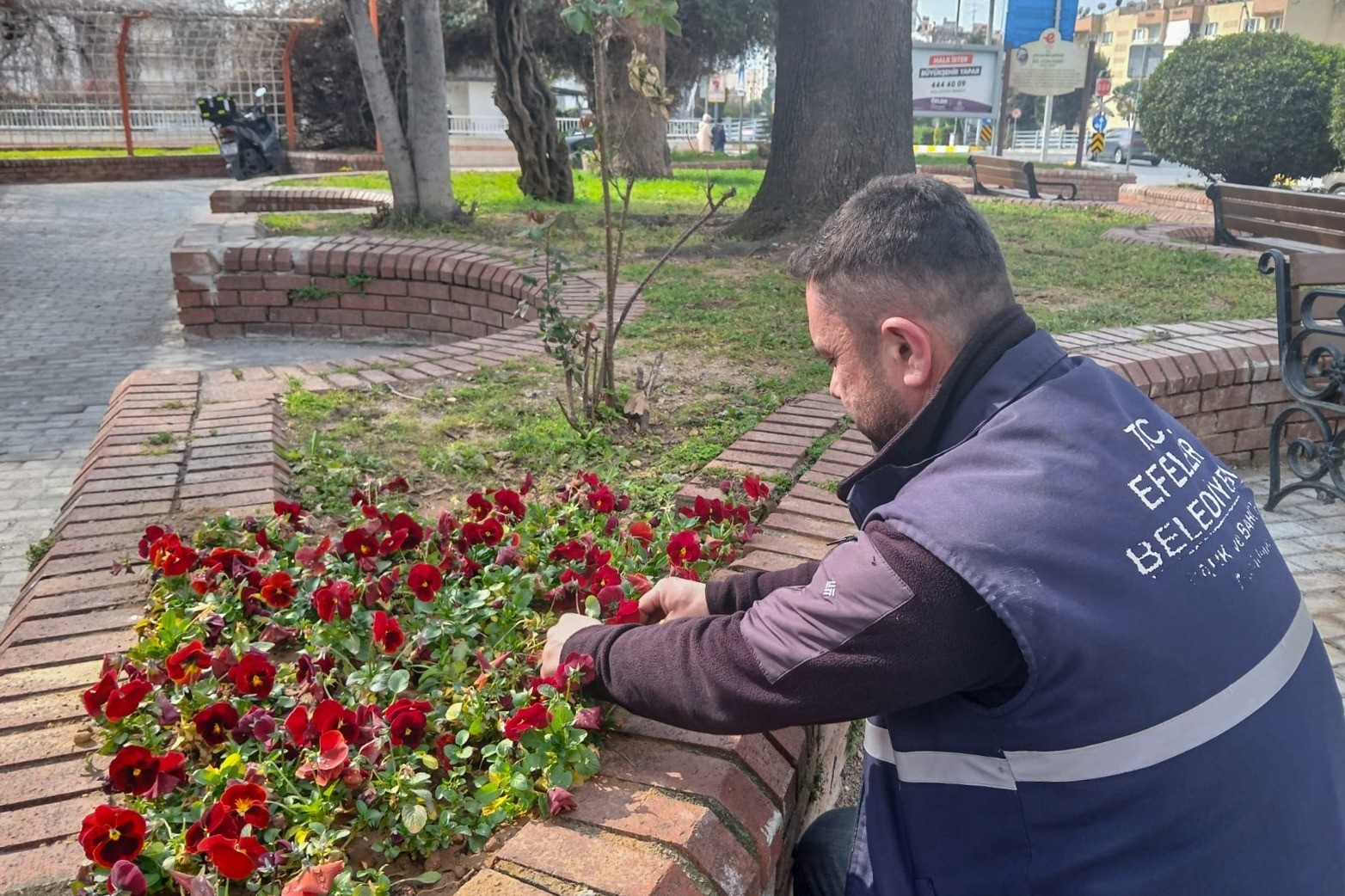 Efeler’de Gül Esin Parkı yeni yüzüyle hizmete açıldı
